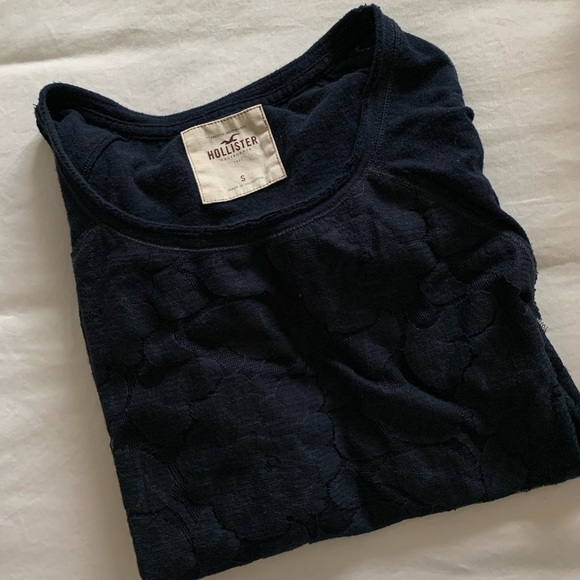 Late 2000s Hollister Lace Front Tee 🌌 - Picture 3 of 3